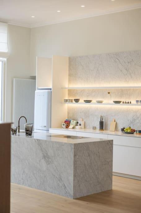 Luxurious 3 Bedrooms Center Apartment