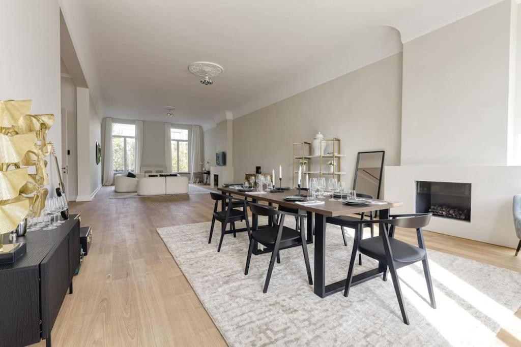 Luxurious 3 Bedrooms Center Apartment *