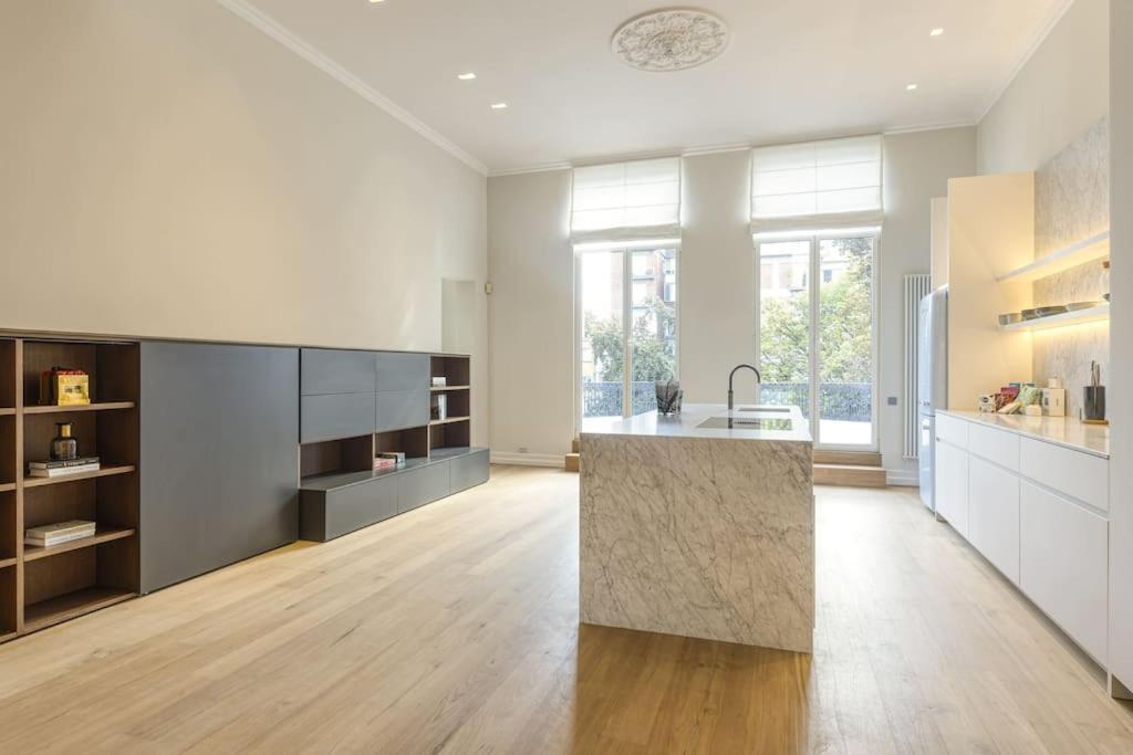 Luxurious 3 Bedrooms Center *