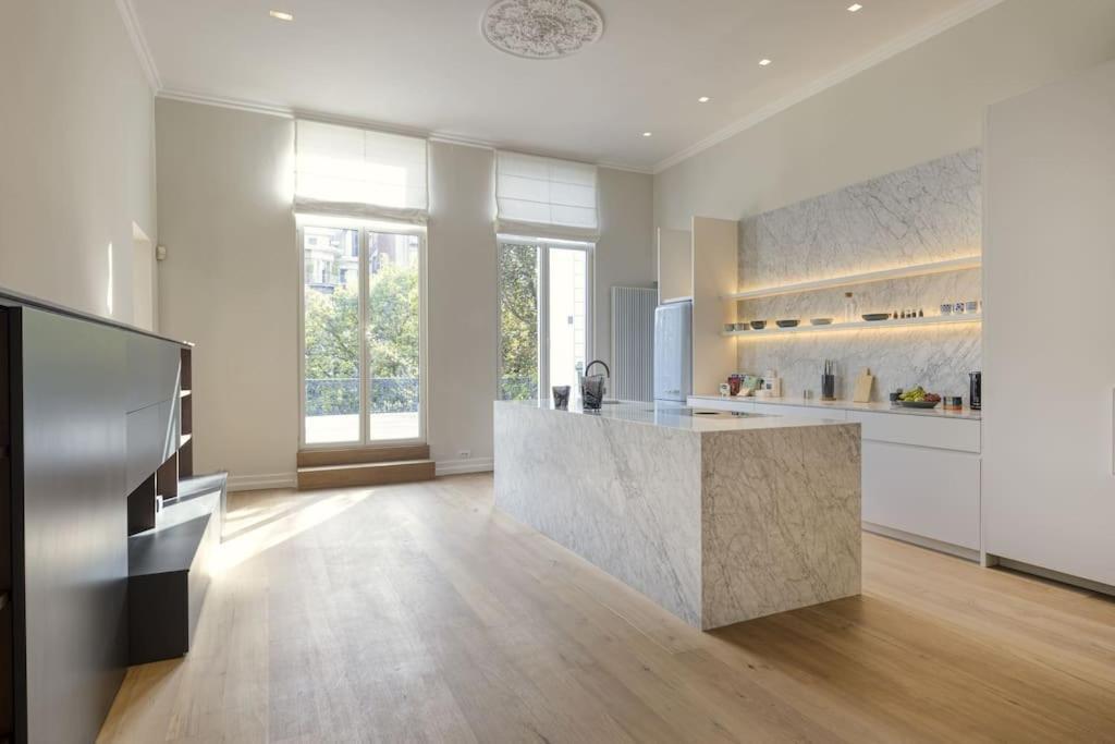 Luxurious 3 Bedrooms Center Apartment *