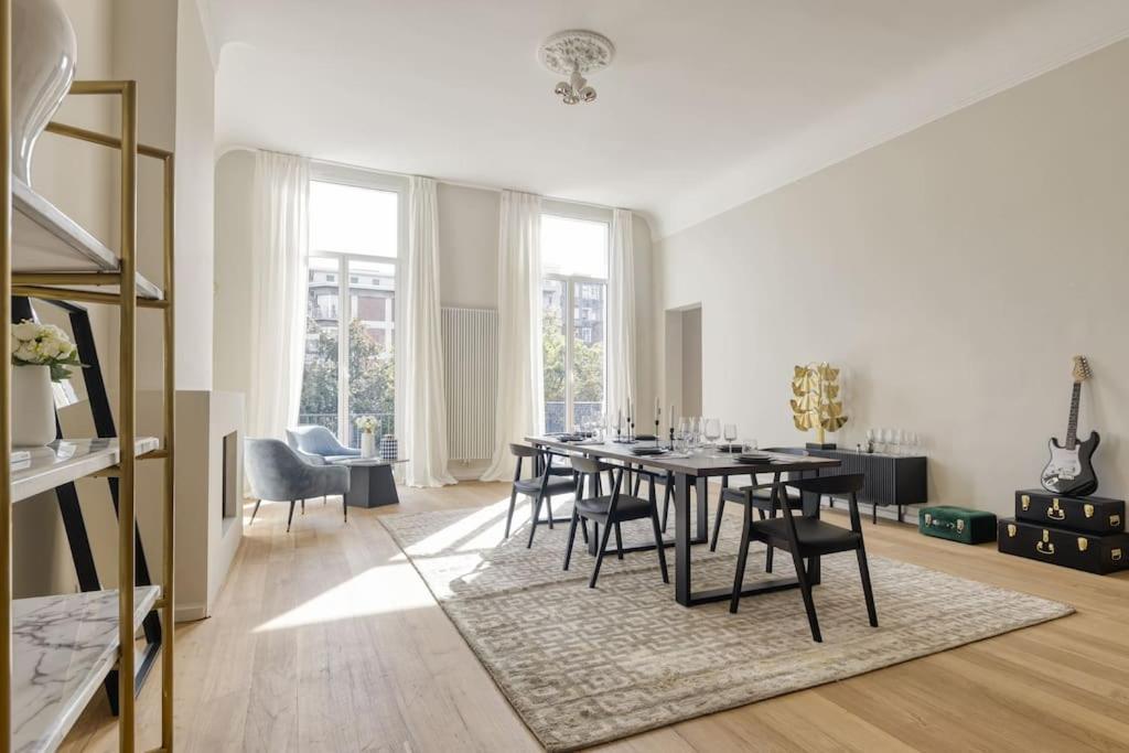 Luxurious 3 Bedrooms Center Apartment *